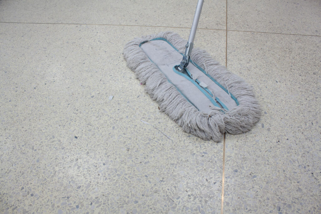 pulizia pavimenti con attrezzature scopatura professionali
